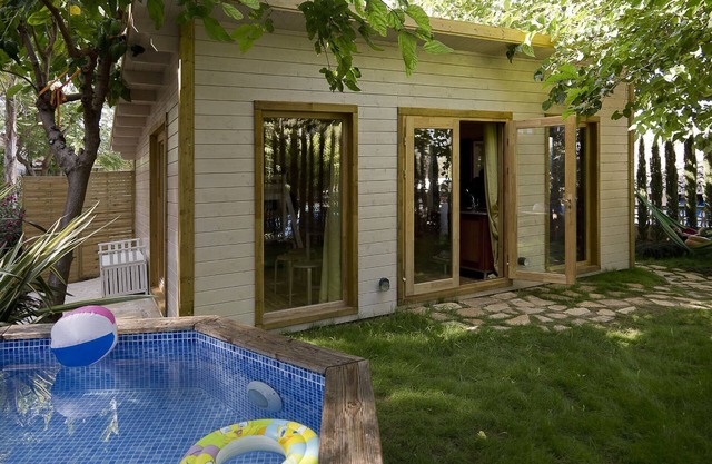 Les Moreres log cabin