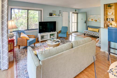 Less Than 1 Mi to Beach Condo with Community Perks in HHI!