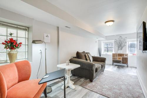 Less Than 2 Mi to UChicago Cozy Couples Getaway with Yard