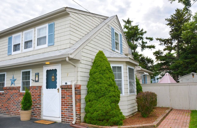 less than a mile from RWU, walking distance to downtown historic Bristol
