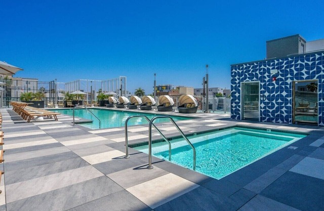 Level- Beautiful One Bedroom Suite. A Perfect Beach Getaway