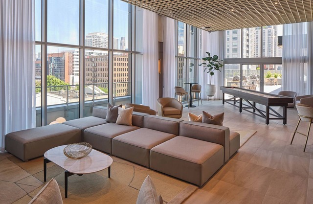 Level River North - Spacious Executive Suite
