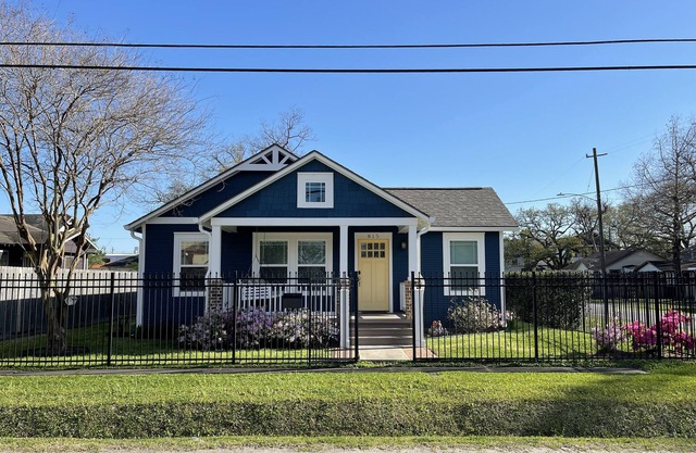 Li’l Blue Bungalow 2bd-2bath Sunset Heights
