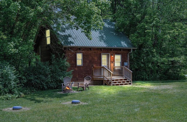 Liberty Belle Couples Cabin: Dog + Budget-friendly log home near Hocking River