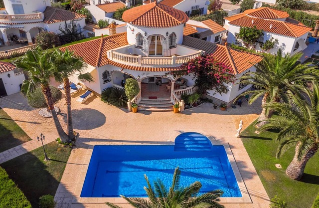LIDIA Villa piscina privada, jardín, Wifi gratis