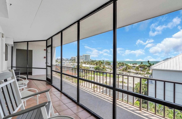 Lido Beachfront Condo | Ocean + Downtown Views
