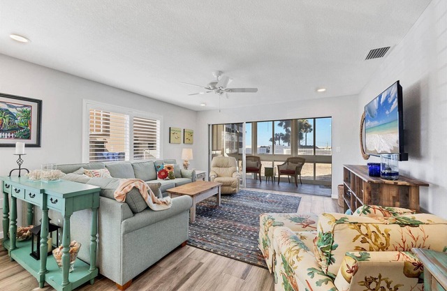 Life is a Beach! Newly-Renovated Beachfront 2BR condo. Pool, laundry in Venice
