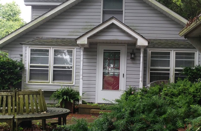 Life is better at the RIVER!-Cozy waterfront cottage