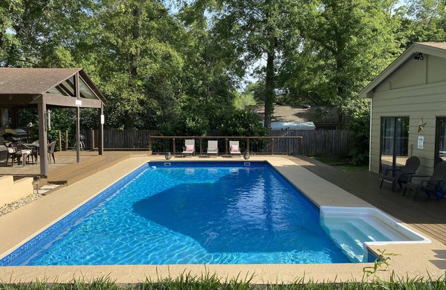 Life is better by the pool, near FSU,nPrivate pool, sleeps 8, pet friendly!