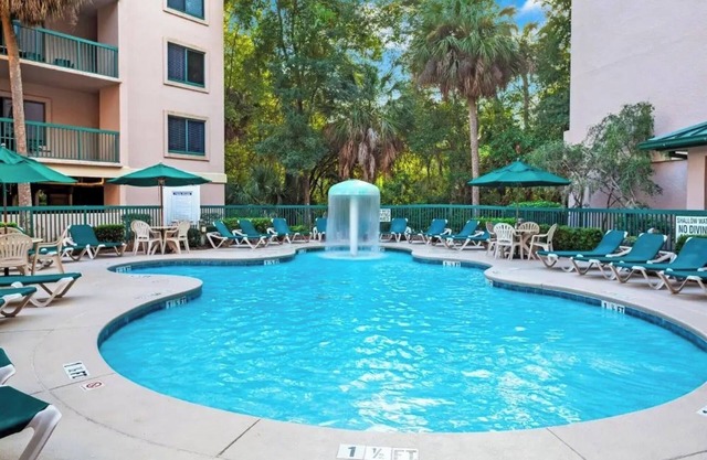 Light-Filled 1BR Escape Near Beach, Dining, Ice Cream Shops and Sunny Pool Days