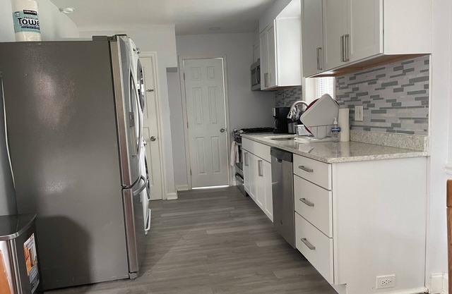 Light filled 3-bedroom house in Hyattsville MD , DC boarder with AC, WiFi