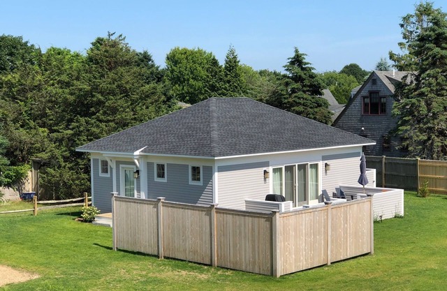 Light-Filled Romantic Cottage Close to Village, Beach, Bike Path, Nature Trails