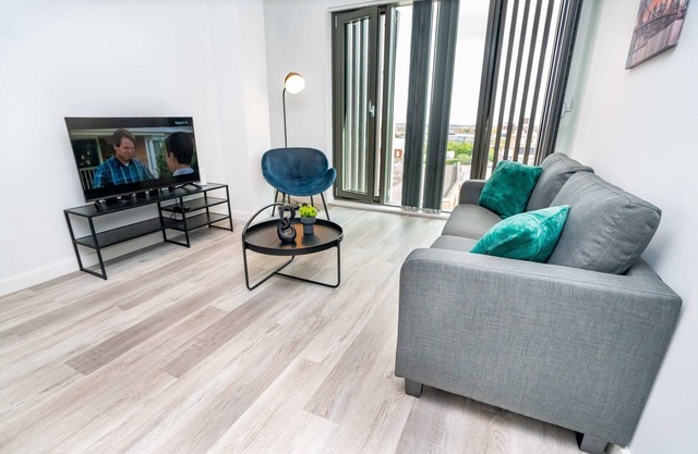 Light & Modern Central Birmingham 2 Bed Apartment