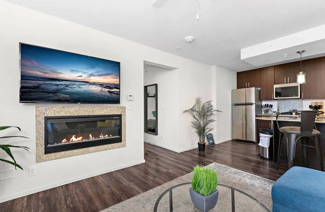 Light Room-Sleek stylish space w/private workspacenn