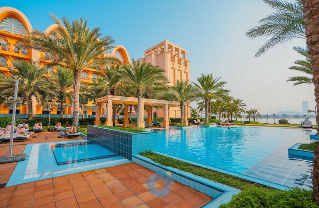 Like Home - P210 Luxury Living: 1-Bedroom Apt with Pool Viewsn