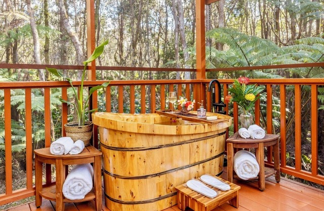 Liko Lehua Cottage in Volcano - Hot Tub & Fireplace - Mauna Loa Estates