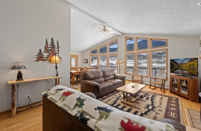 Lily Mountain Lodge - Amazing Mountains Views, Private Hot Tub, Great Location