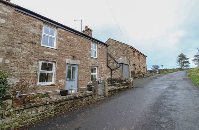 LIME TREE COTTAGE, pet friendly, with open fire in Kirkby Stephen