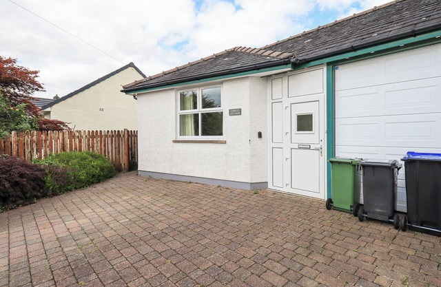 LIMHUS COTTAGE, pet friendly, with a garden in Keswick
