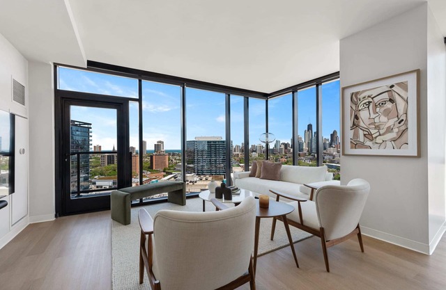 Lincoln Park Getaway: Skyline Views & Luxury