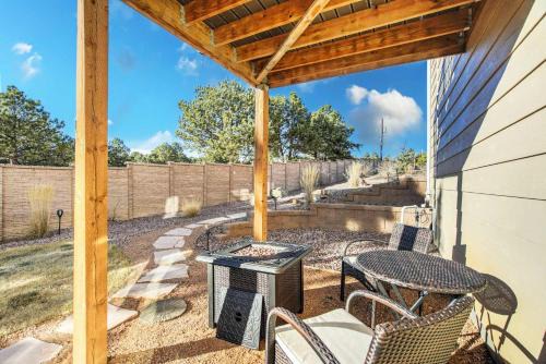 Lindenmere Retreat Private Basement w Fire Pit