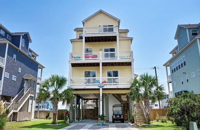 Linens included - Amazing Views, Steps to Beach, Elevator and Fenced Yard