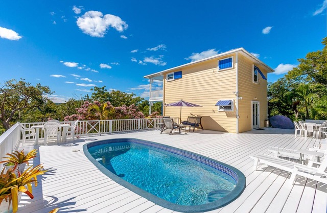Liney's Lookout - Private Oasis with Pool and Sea Views in Buttonwood Bay
