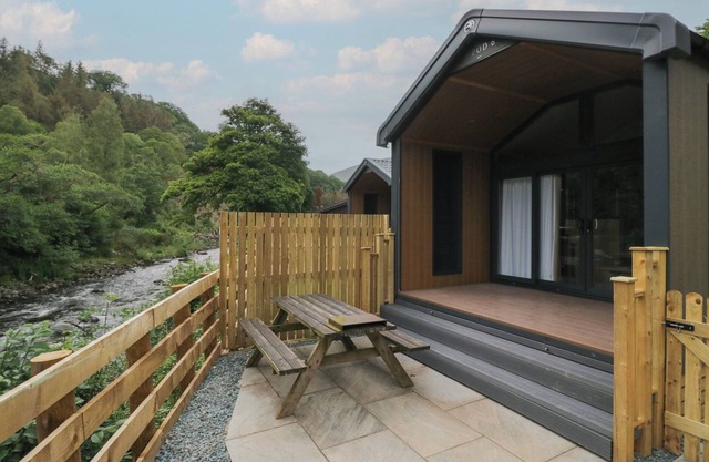 LINGY LUXURY FAMILY POD, pet friendly, with a garden in Keswick