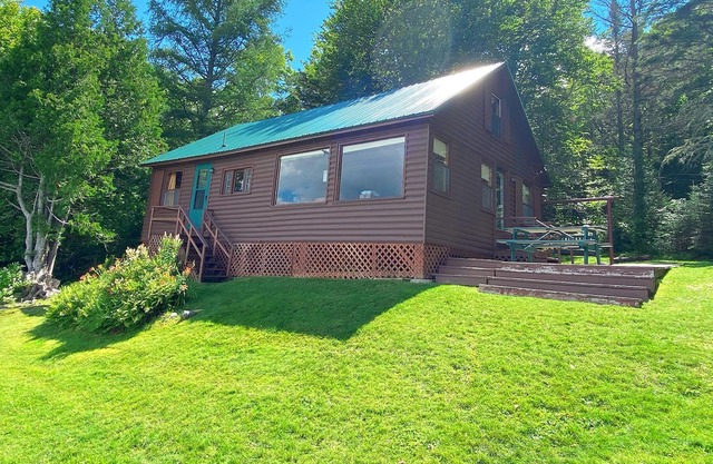 🐾Linn Lakeside - Very private, rustic cottage on 400 feet of Rangeley Lake frontage, dog friendly