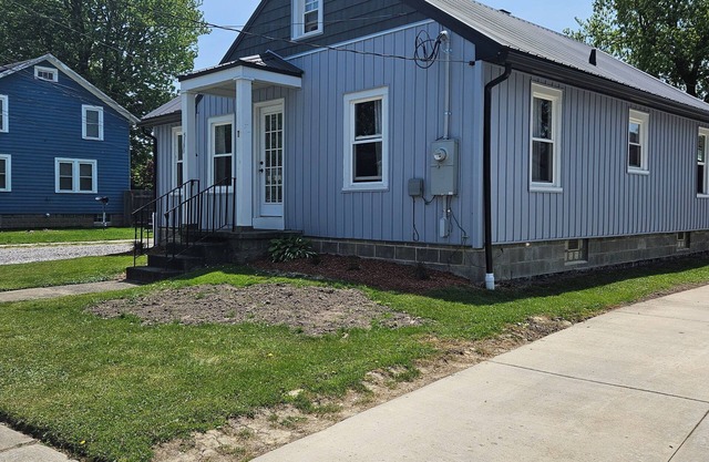 Linny's GOTL Cottages n"Blue Pearl" 3-bedroom house on the strip in GOTL, spire