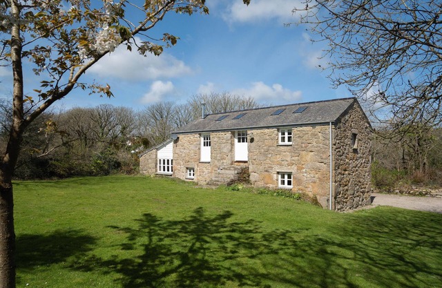 Lisbue Barn - idyllic dog friendly escape within easy reach of beaches, parking