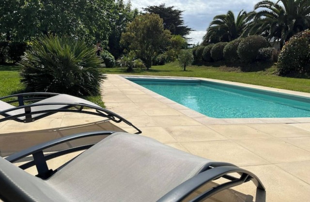 Listed gîte with swimming pool and games room near the sea
