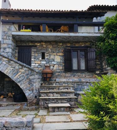 Lito's dream villa by the sea!