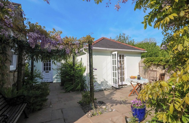 LITTLE ACORNS, romantic, country holiday cottage in Gweek