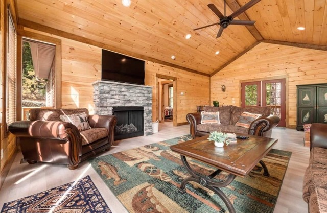 Little Bear's Cabin: Newly Built, Amazing Lake/Mtn Views, HotTub, Fully Stocked, New Appliances