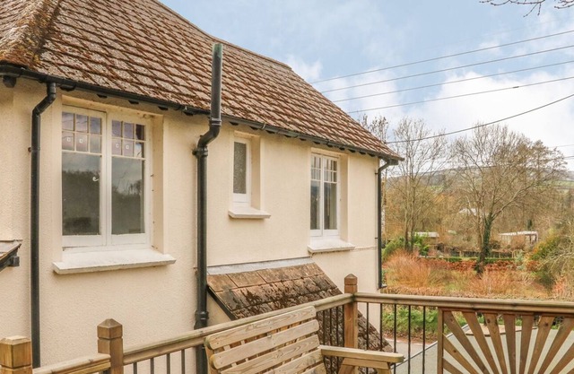 LITTLE FARTHINGS, pet friendly, character holiday cottage in Dunster