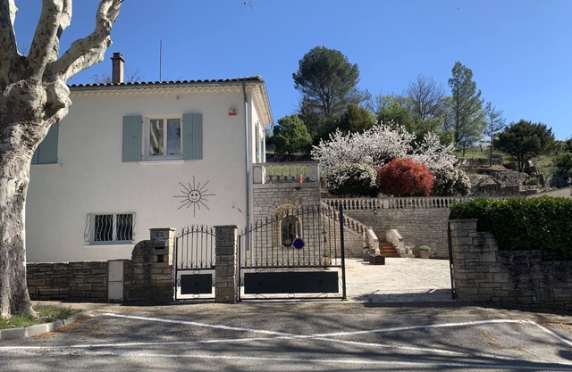 Little gîte in the center of Barjac Chez Art et Hasardsn