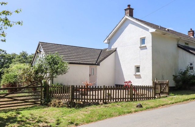 LITTLE HENFORD, pet friendly, with a garden in Ashwater