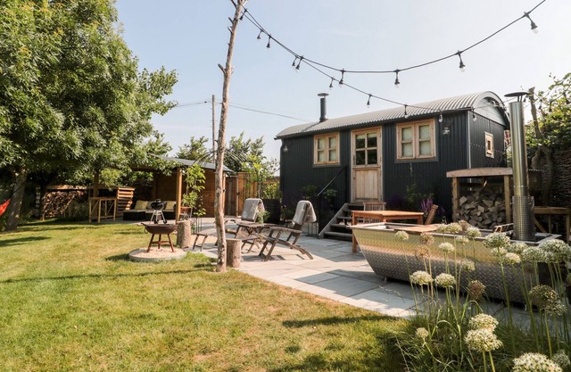LITTLE HUT, romantic, character holiday cottage in Lympsham
