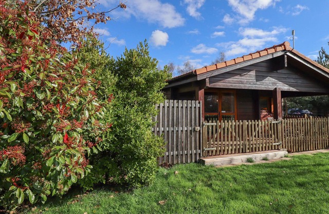 LITTLE OWL LODGE, pet friendly, with hot tub in Bardney