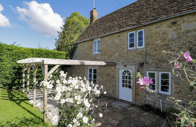 LITTLE WICK, pet friendly, character holiday cottage in Lacock