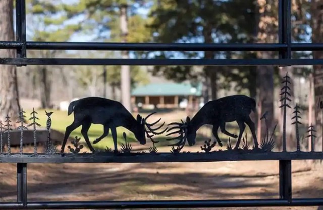 Littlecreek: Rustic cabin get away.