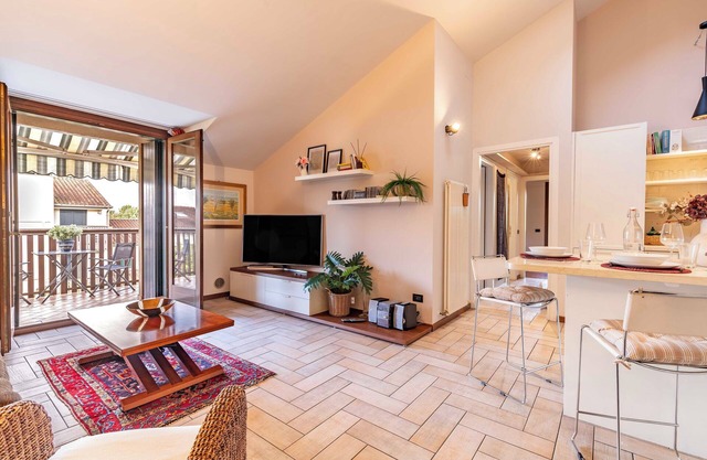 Livable terrace, brightness and comfort, just a step away from the Acorn!