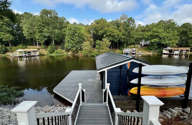 Live Edge Lodge-6,300 Sq Ft! 7 Bds, 7 Baths! Fire Pit, Pool Table, Foosball!