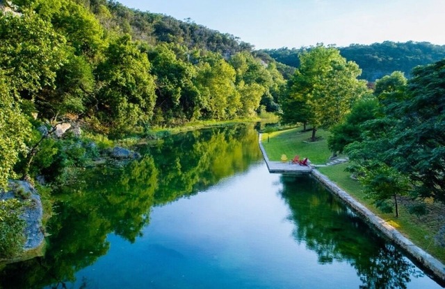 Live Water! A Spectacular Hill Country Family Retreat with waterfront privacy