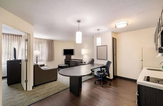 Living the Suite Life! Close to Virginia Air Space Center!