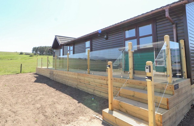 LIVINGSTONES LODGE, pet friendly, with a garden in Cockermouth