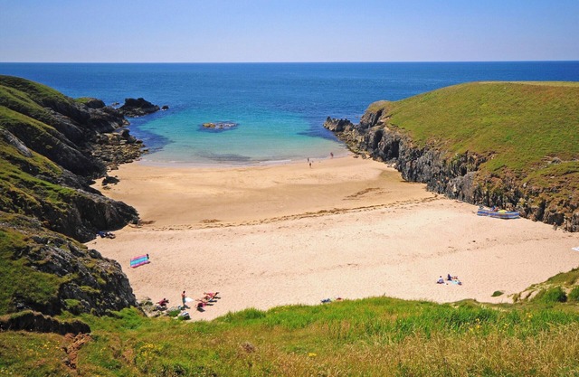 Llyn Peninsula holiday house near Aberdaron is a spacious pristine house set in mature gardens.