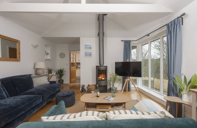 Lobbs Cottage - a cottage that sleeps 6 guests in 3 bedrooms