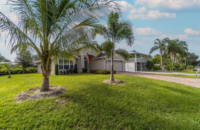 Located 6 miles from 4 major beaches & walking distance to Shamrock Nature Park